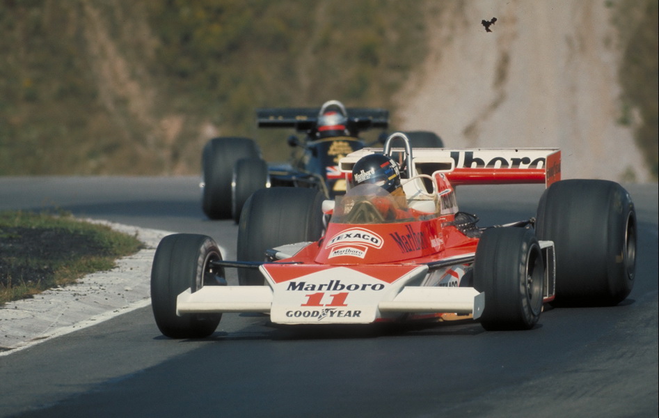 Oryginalne samochody (jak ten McLaren M23 i Lotus 77) trafiły na filmowy plan. Ujęcie z GP Kanady, Hunt prowadzi przed Mario Andrettim.