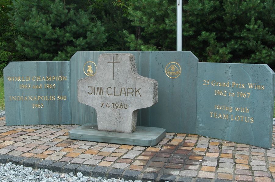 Kamienny krzyż upamiętniający Jima Clarka...