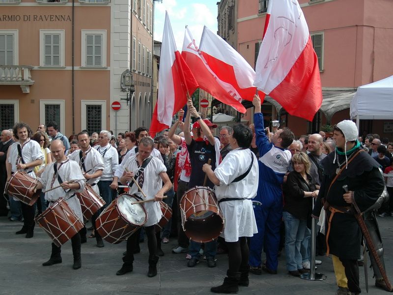 Rynek włoskiego miasteczka: średniowieczny klimat i biało-czerwone barwy...