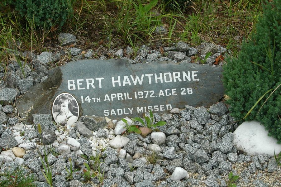 ...i mała tabliczka ku czci Hawthorne'a.