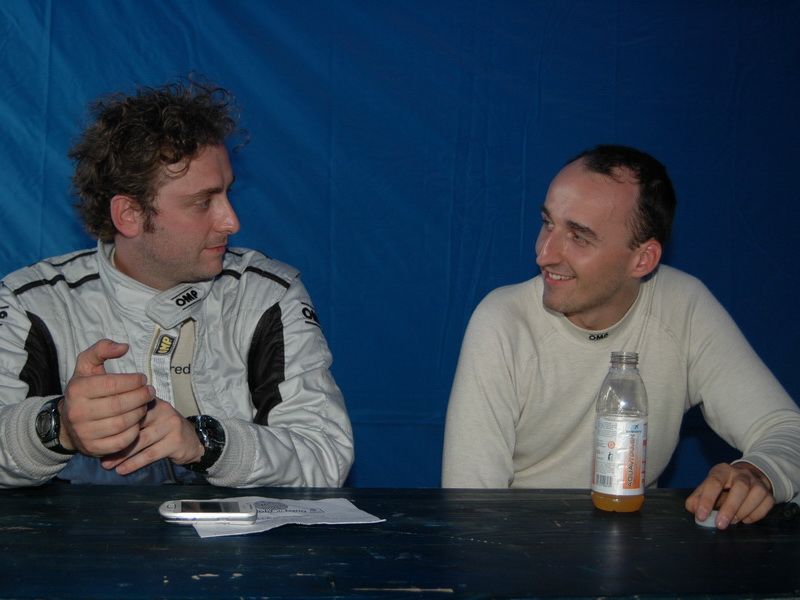 Robert Kubica i pilot Giuliano Manfredi w przerwie pomiędzy odcinkami.